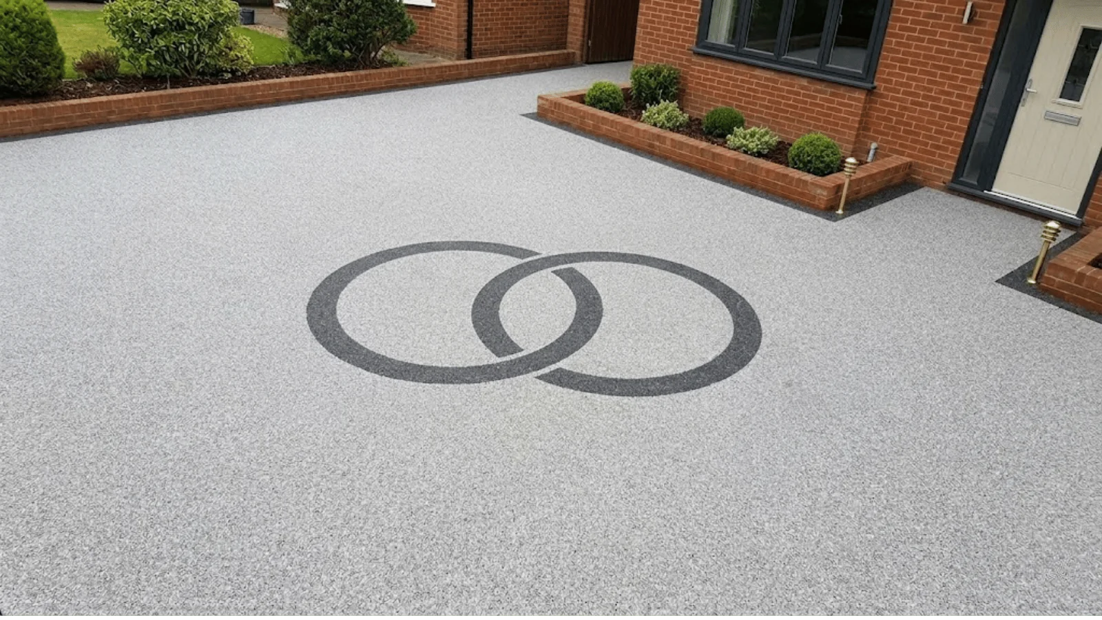 Driveway with contrasting resin-bound border detail