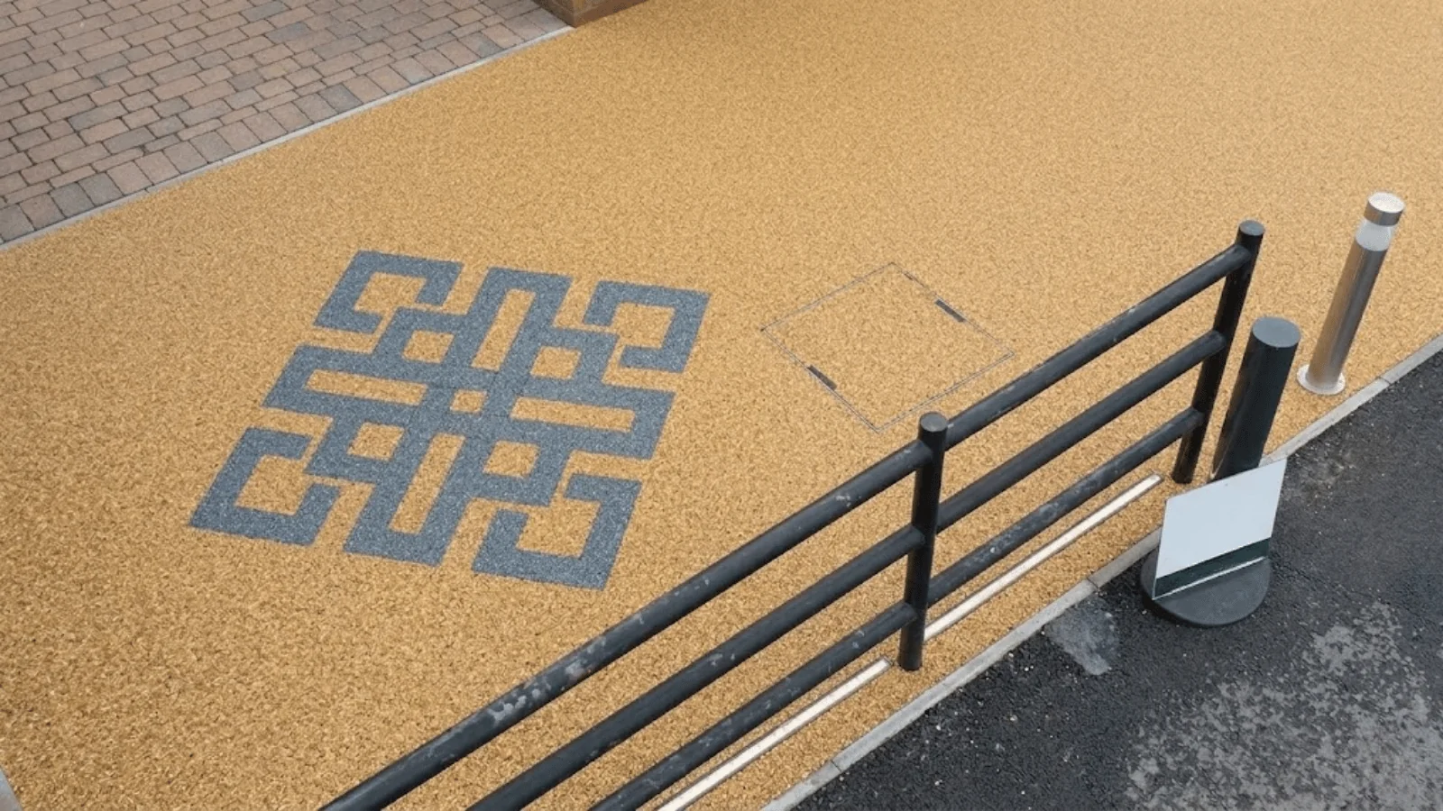 Pathway resurfacing with controlled colour contrast